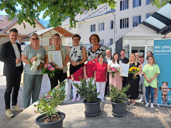 Rechts Gregorhof: Caritasdirektor Ernst Sandriesser, PDL Christine Abel-Hrovat, ADL Martina Radocha, Landesrätin Beate Prettner und Bürgermeisterin Lisa Lobnik. (v.l.n.re). Links Haus Theresia: Pflegedienstleiterin Martina Hohenberger (2. v.r.i.d. ersten Reihe) mit ihrem Team, Bereichsleiterin Donata Rössler-Merlin (3.v.r.i.d. zweiten Reihe), Caritasdirektor Ernst Sandriesser (3.v.r.i.d. zweiten Reihe) und Bürgermeister Martin Treffner Zwei Gruppen bei EQalin-Zertifikatsverleihung mit Blumen und Urkunden vor Pflegeheimen