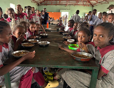 Eine warme Mahlzeit am Tag: Dank Ihrer Spende bekommen diese Kinder in der Schule nicht nur Bildung, sondern auch Kraft fürs Leben.