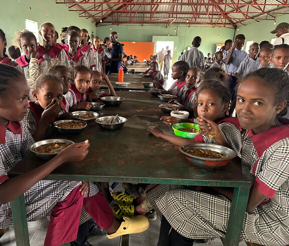 Eine warme Mahlzeit am Tag: Dank Ihrer Spende bekommen diese Kinder in der Schule nicht nur Bildung, sondern auch Kraft fürs Leben.