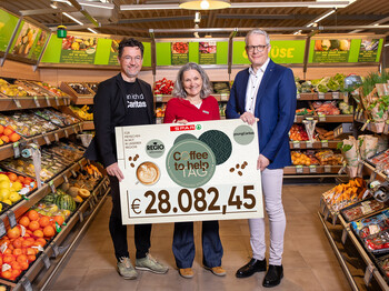 Beteiligte halten im SPAR-Markt einen Scheck über 28.082,45 Euro vom Coffee to help Tag für Menschen in Kärnten und Osttirol.