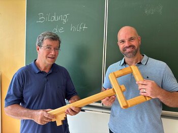 Schlüsselübergabe an den Caritas-Schulen in Wolfsberg: Wolfgang Kogler (re) folgt Roland Lassenberger als Leiter.