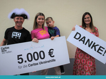 Roberta Striedinger (re) von der Caritas dankt Andy Kainz, „Herzog Andy I.“ von der Faschingsgilde St. Veit, und Dominika Schweiger-Kwiatkowski mit Sohn Vincent.