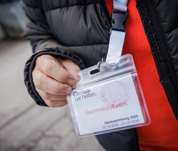 Nahaufnahme eines Caritas-Sammelausweises mit Zeitraum 01.10.2025 bis 31.03.2026