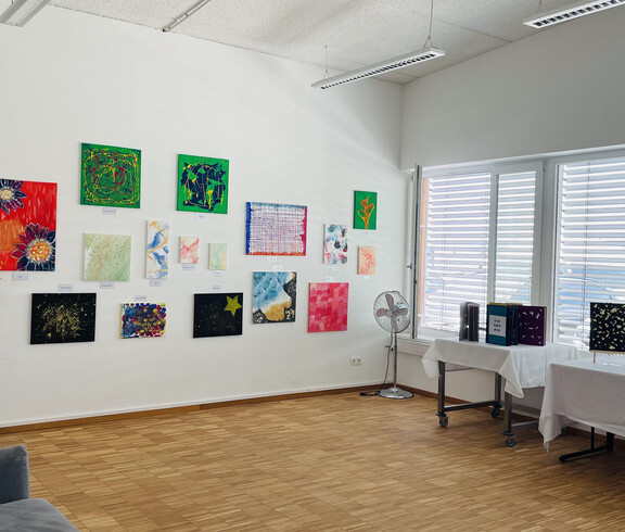 Ausgestellte Gemälde und Kunstwerke der Vernissage „Grenzenlos“ in der Werkstatt Florian in Globasnitz.