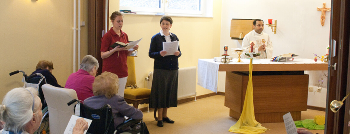 Beim Gottesdienst  Beim Gottesdienst
