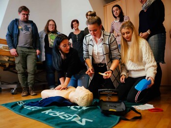 Die Caritas Schulen qualifizieren die Studierenden für einen Job in der Altenarbeit oder Behindertenbegleitung. ©Daniel Gollner