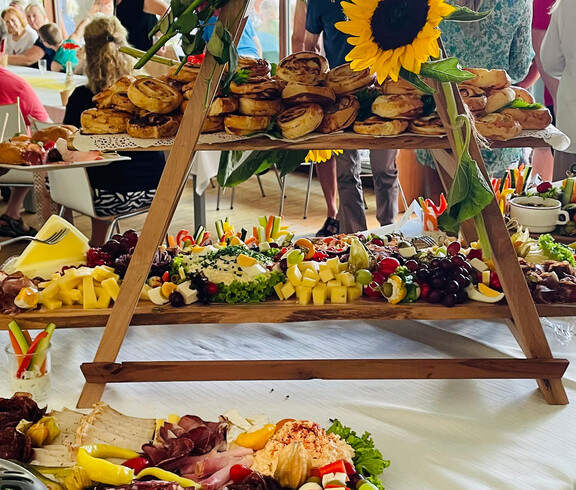 Buffet mit herzhaften Speisen, Obst und Gebäck beim Sommerfest der Werkstatt Florian.