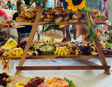 Buffet mit herzhaften Speisen, Obst und Gebäck beim Sommerfest der Werkstatt Florian.