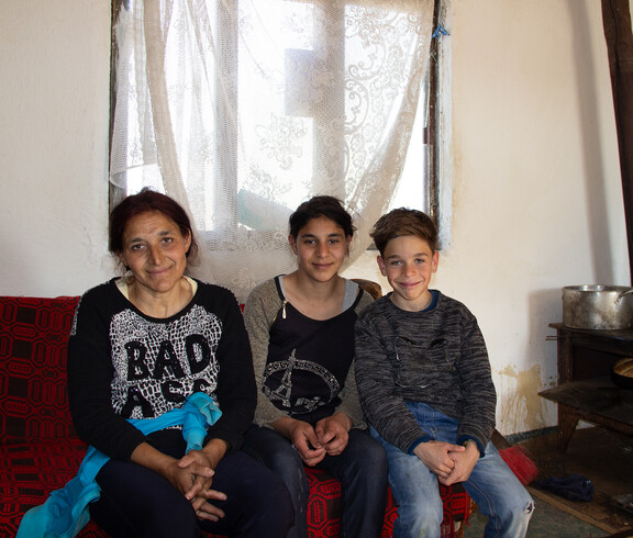 Messi mit seiner Mutter und einer seiner Schwestern im Wohnzimmer und gleichzeitig Küche der Familie.