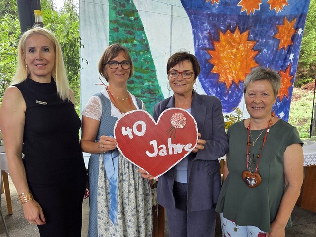 Ein Foto von Caritas Bereichsleiterin Donata Rössler Merlin, die sich gemeinsam mit der Hausleitung Sara Koch, Landesrätin Dr.in Beate Prettner und Gemeindevorständin Annemarie Sitter über 40 Jahre Haus Klara freut.