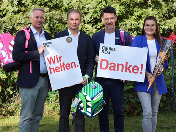 Direktor Ernst Sandriesser (3. v. li) und Roberta Striedinger von der Caritas danken 2. Sekretär Bertram Ziegenfuß (li) und Präsident Peter Gauper vom Rotary Club St. Veit für die wertvolle Unterstützung.