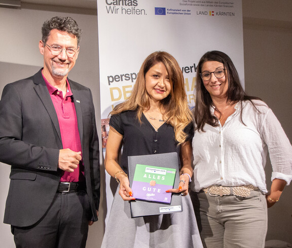 Ernst Sandriesser, Teilnehmerin und Sabine Schnitzer bei der Zertifikatsübergabe des perspektiven.werks