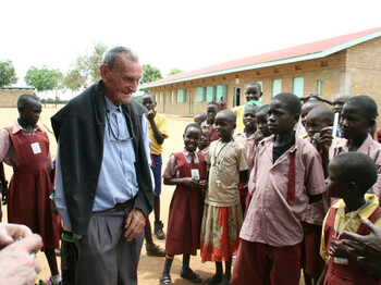 Hat 53 Jahre lang Menschen in Not in Uganda geholfen und zahlreiche Sozialprojekte unter dem Motto „Hilfe zur Selbsthilfe“ verwirklicht: Pater Leonhard Wiedemayr ©KK