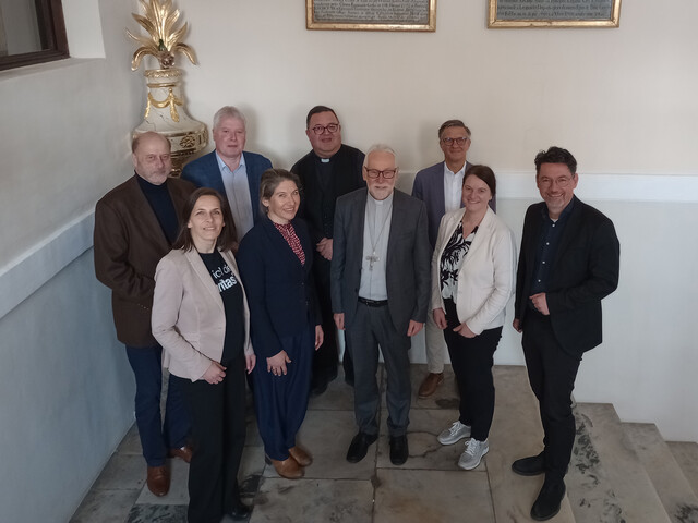 Gruppenfoto des Aufsichtsrats des Kärntner Caritasverbandes in einem Innenraum nach der Bestellung der neuen Führung.