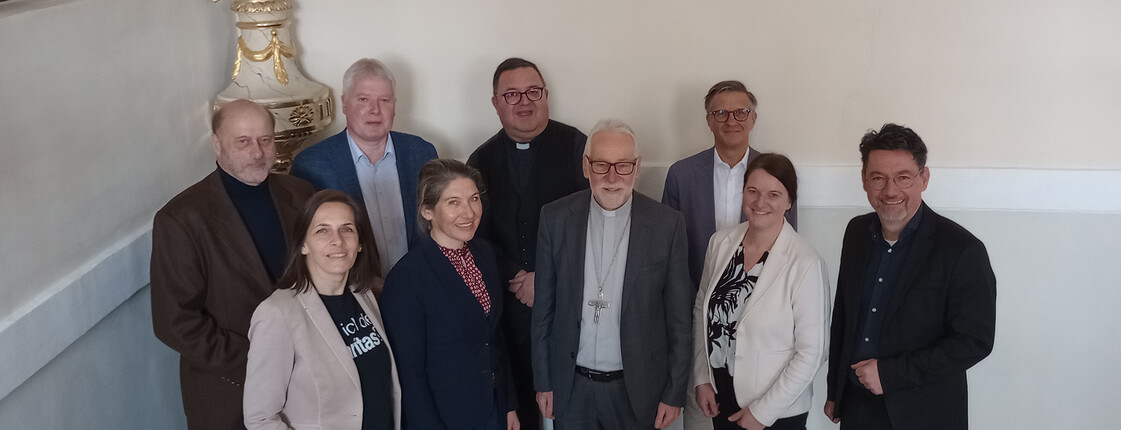 Gruppenfoto des Aufsichtsrats des Kärntner Caritasverbandes in einem Innenraum nach der Bestellung der neuen Führung.