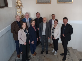 Gruppenfoto des Aufsichtsrats des Kärntner Caritasverbandes in einem Innenraum nach der Bestellung der neuen Führung.