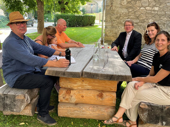 Freude über kühlen Platz: Leo Kudlicka, die ersten Gäste Carolin und Burkhard Waldner mit der kleinen Lina, Leszek Zagorowski, Ursula Heitzer und Verena Wernbacher. ©Caritas