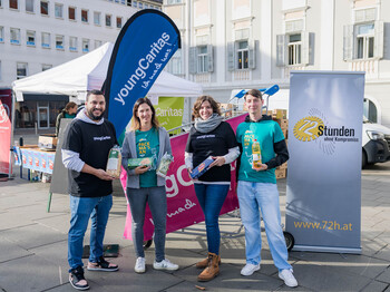 Gemeinsam für Menschen in Not: Mario El Shamy (youngCaritas), Kerstin Hornböck (Katholische Jugend & Verantwortliche für die Jugendsozialaktion „72 Stunden ohne Kompromisse“), Theresa Kranabetter (youngCaritas) und Michael Kröndl (Leiter Katholische Jugend Kärnten). Vier junge Erwachsene präsentieren gespendete Lebensmittel bei der Aktion „Kilo gegen Armut“ in Kärnten.