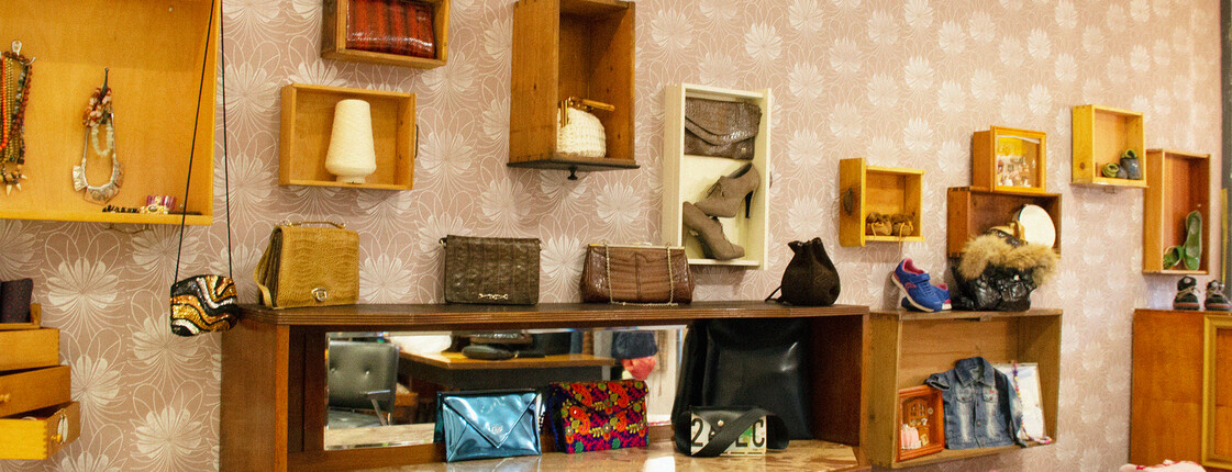 Die Innenansicht des carla+ in Villach. Die Regale snd im Vintage-Style gehalten und mit einzigartigen Einzelstücken gefüllt.