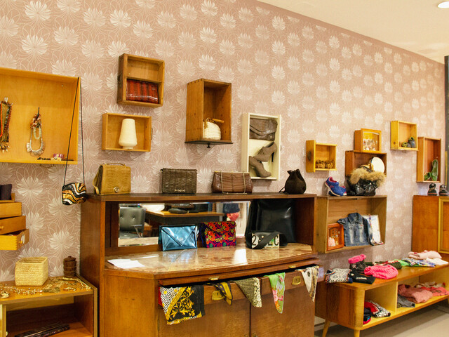 Die Innenansicht des carla+ in Villach. Die Regale snd im Vintage-Style gehalten und mit einzigartigen Einzelstücken gefüllt.