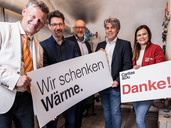 Soziales Engagement ist für die Stadtwerke Klagenfurt AG nicht nur ein Schlagwort: Caritasdirektor Mag. Ernst Sandriesser (2. v. li) und Maga. Roberta Striedinger (Caritas) danken im Heizungsraum des Eggerheimes den STW-Vorständen Dipl.-Ing. Erwin Smole, MBA (3. v. li) und Ing. Mag. Harald Tschurnig sowie Bürgermeister Christian Scheider (li) für das Wärmepaket.