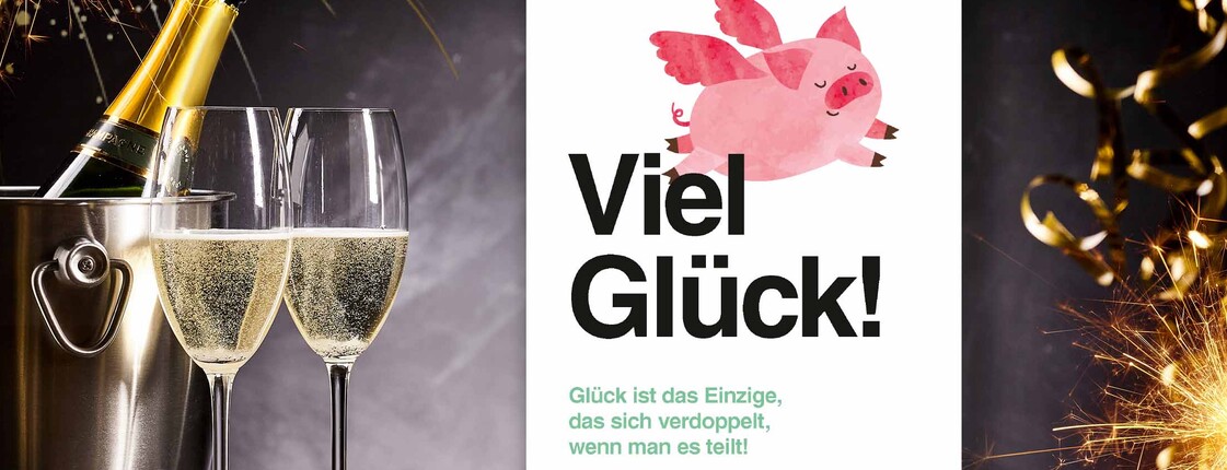 Ein Sektkübel, mit Sekt und gefüllte Sektgläser stehen auf einem Tisch, als Symbol für Silvester und das neue Jahr. Daneben hängt ein Plakat mit einem fliegenden Schwein auf dem "Viel Glück" steht.