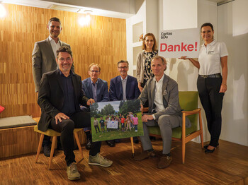 Bildung als Herzensanliegen: Caritasdirektor Ernst Sandriesser (li vorne), Geschäftsführer Wolfgang Pucher, Werner Laure, Georg Niedersüß, Anton Schmidl (v. li, alle Verein Wirtschaft für Bildung), unsere kaufmännische Geschäftsführerin Marion Auer-Fercher sowie Roberta Striedinger (Caritas, re).