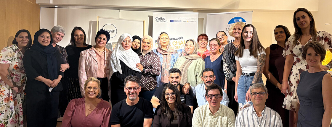 Gruppenfoto von Teilnehmenden, Projektteam und Partner*innen bei der Abschlussfeier von perspektiven.werk.