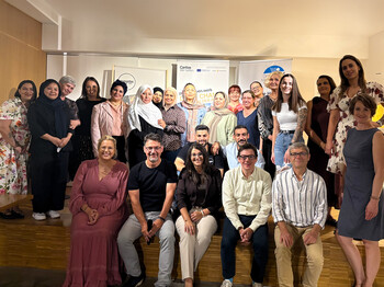 Gruppenfoto von Teilnehmenden, Projektteam und Partner*innen bei der Abschlussfeier von perspektiven.werk.