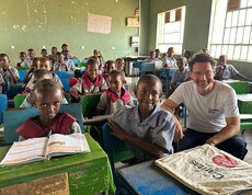 Gemeinsam Lernen: Ernst Sandriesser besucht eine Schule in Kenia – Bildung stärkt Kinder für eine bessere Zukunft.
