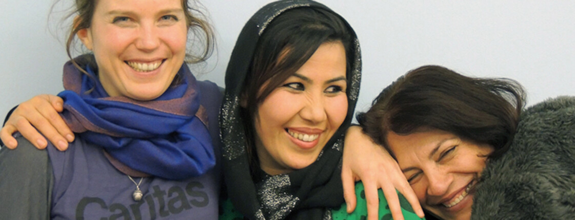 drei lachende Frauen