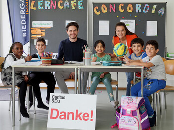 Philipp Strasser (Riedergarten Immobilien) und Roberta Striedinger (Caritas Kärnten) mit Lerncafe-Kindern