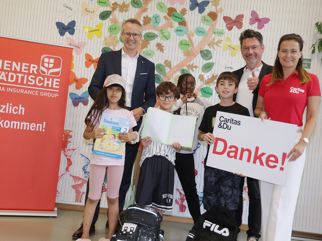 Kinder und Jugendliche im Lerncafé Concordia Klagenfurt zeigen Lernmaterialien, unterstützt von Caritas und Wiener Städtische