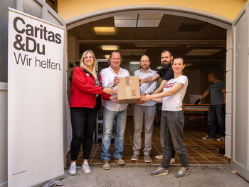Vor der neuen Sachspendenannahmestelle im Salzburger Hof in Klagenfurt: Christina Staubmann (Caritas), Honorarkonsul Nils Grolitsch, Oleksandr Sydorenko (ukrainische Community), Patrick Pajer (Caritas) und Olga Krainer (ukrainische Community) helfen mit geeinten Kräften den leidtragenden Menschen des Ukraine-Krieges. (v. li)