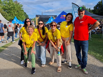 Caritas-Mitarbeiter*innen rockten bei den Moosburg-Konzerten und sammelten den Becherpfand für Menschen in Not. Sechs Caritas-Helfer*innen in einer Gruppenaufstellung, die bei der Konzertreihe in Moosburg von "Semtaiment" Becherpfand für die Caritas-Inlandshilfe sammelt.