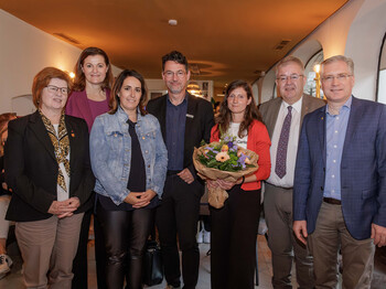 Für ein starkes Miteinander: Caritasdirektor Ernst Sandriesser (4.v.li), RegionalCaritas-Koordinatorin Verena Wernbacher (5.v.li) und die Gemeindeoberhäupter*innen Martin Kulmer (re), Ursula Heitzer (2. v. li), Walter Zemrosser (2.v.re) sowie Gabriele Dörflinger (li) mit Stadträtin Sylvia Greiler (3.v.li)
