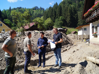 Caritasdirektor Ernst Sandriesser (2. v. re) und Krisenstabsleiter Christian Eile (re) hörten aufmerksam zu und hatten eine unbürokratische Soforthilfe mit im Gepäck.