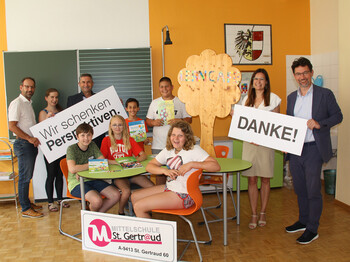 Direktor Ernst Sandriesser und Roberta Striedinger (rechts) von der Caritas danken Mondi Frantschach-Geschäftsführer Gottfried Joham (3.v.li), Mittelschuldirektor Michael Drießen (li) und Lerncafé-Leiterin Waltraud Scharf für die Unterstützung der Kinder im Lerncafé Mondi St. Gertraud.