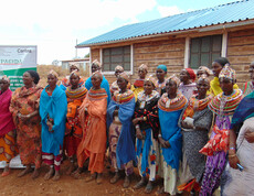 Gruppe von Frauen in traditioneller Kleidung vor einem Gebäude in Marsabit, Kenia, bei einer Schulung zu kaufmännischen Fertigkeiten