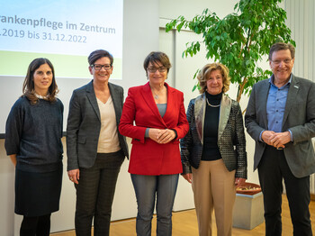 Freuen sich über den HiZ-Projektabschluss: Präsidiumsvorsitzender des Kärntner Landesverbandes von Hospiz und Palliativeinrichtungen Rektor Pfarrer Mag. Dr. Hubert Stotter MAS, HiZ-Projektleiterin DGKP Brigitte Pekastnig, Gesundheitsreferentin Landeshauptmannstellvertreterin Drin. Beate Prettner, Vorstandsvorsitzende des Kärntner Landesverbandes von Hospiz und Palliativeinrichtungen Heidi Stockenbojer, HiZ-Projektkoordinatorin Maga. (FH) Anita Freithofnig-Aigner (v. re).