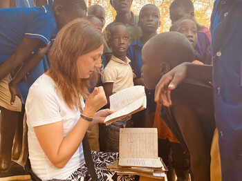 Alexandra Blattnig-Rull, Bereichsleiterin der Auslandshilfe der Caritas Kärnten, weiß von ihren Besuchen in Afrika, dass die Hilfe der Kärntner Spenderinnen und Spender ankommt. Caritas-Auslandshilfe-Bereichsleiterin Alexandra Blattnig-Rull spricht mit Kindern in Uganda und notiert etwas in ihrem Notizbuch.