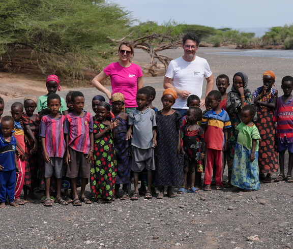 Kinder in einem von Dürre betroffenen Gebiet Kenias – Ihre Spende schenkt Hoffnung und Bildung für eine bessere Zukunft.