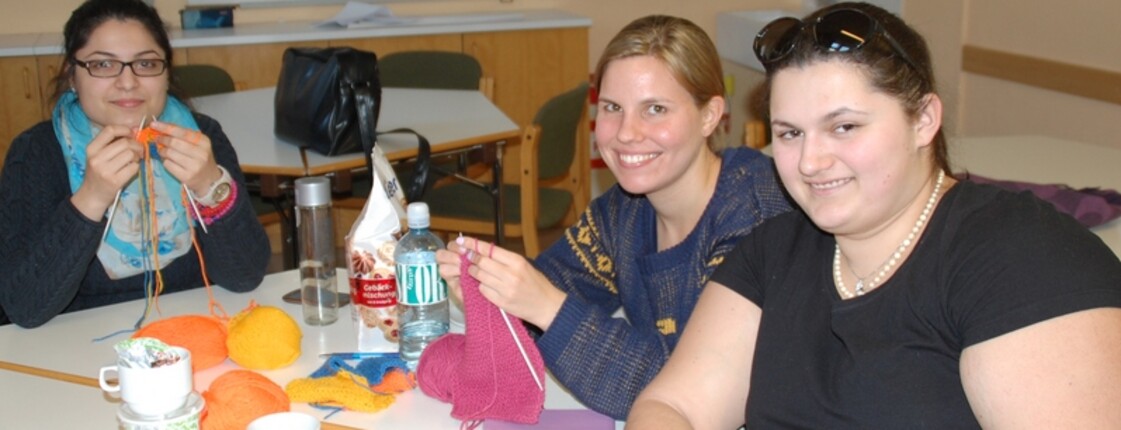Schülerinnen beim Stricken