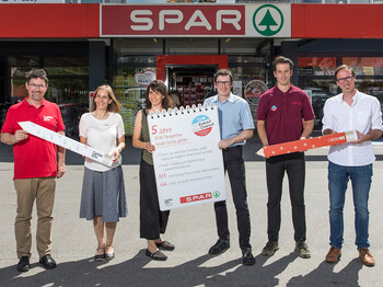 Bieten langzeitbeschäftigungslosen Menschen eine Chance zum Wiedereinstieg ins Berufsleben: Caritasdirektor Ernst Sandriesser, die kaufmännische Geschäftsführerin der Caritas, Marion Fercher, Projektleiterin Julia Zechner, Perspektive Handel-Geschäftsführer Wolfgang Scheidl, Marktleiter Johannes Hallegger und Karl Dobrautz-Leitner, Leiter für Werbung und Information bei SPAR Kärnten und Osttirol (v. li.)