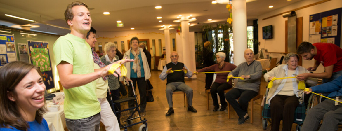 Bewegungsrunde beim Tag der offenen Tür im Haus St. Barbara  Bewegungsrunde beim Tag der offenen Tür im Haus St. Barbara