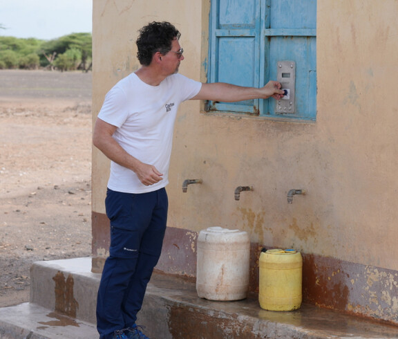 Ein Zugang zu sauberem Wasser verändert Leben: Ein funktionierender Brunnen ist der Schlüssel zu Gesundheit und Überleben.