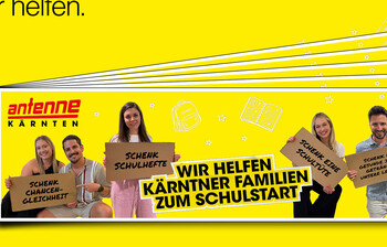Gelber Hintergrund mit fünf Fotos von Antenne Moderator*innen, die Schilder in der Hand halten zur Antenne-Schulstart-Aktion