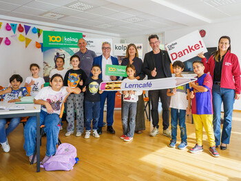 Vertreter der 100 Jahr Kelag Privatstiftung, der Caritas Kärnten und des Kolpinghauses Villach mit Kindern aus dem Lerncafé anlässlich der Eröffnung des neuen Caritas Lerncafé Kelag Villach.