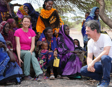 Caritas-Mitarbeiter*innen im Austausch mit Frauen einer nomadischen Gemeinschaft in Kenia – zuhören, verstehen und gemeinsam Lösungen finden.