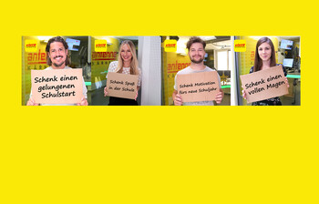 Gelber Hintergrund mit vier Fotos von Antenne Moderator*innen, die Schilder in der Hand halten zur Antenne-Schulstart-Aktion